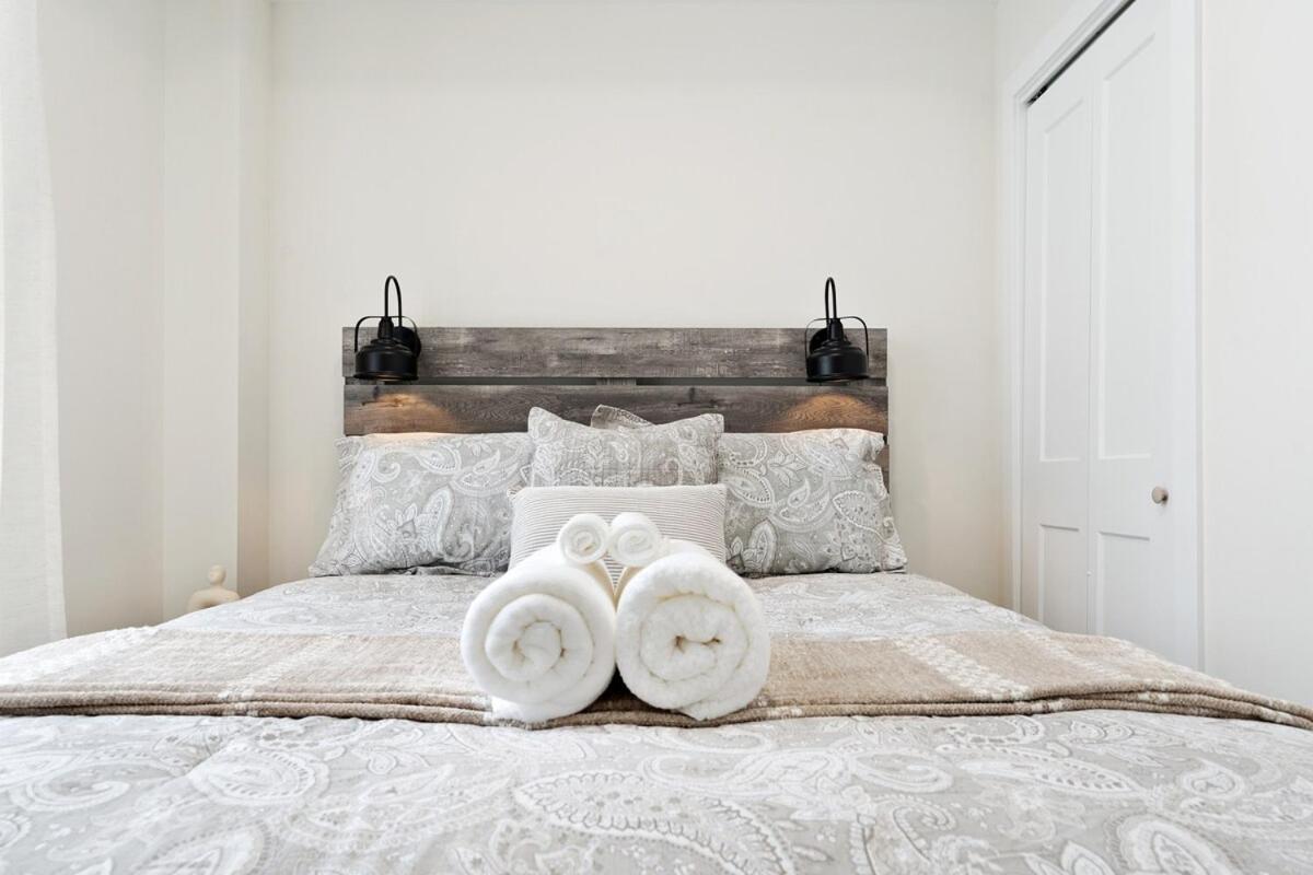 Apartment Cozy 2br With Parking & Close To And Sleeps 6 Guests *