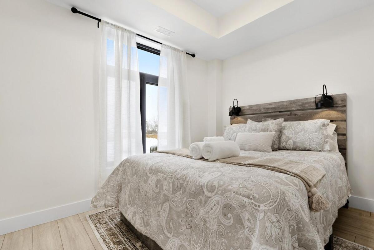 Cozy 2br With Parking & Close To And Sleeps 6 Guests Apartment *