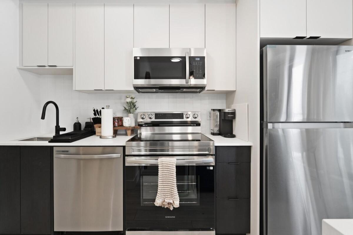 Cozy 2br With Parking & Close To And Sleeps 6 Guests *