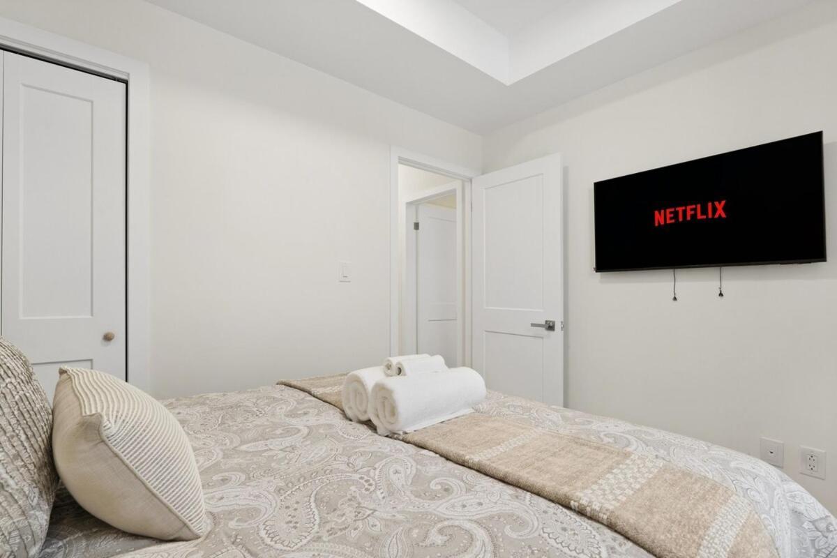 Apartment Cozy 2br With Parking & Close To And Sleeps 6 Guests *