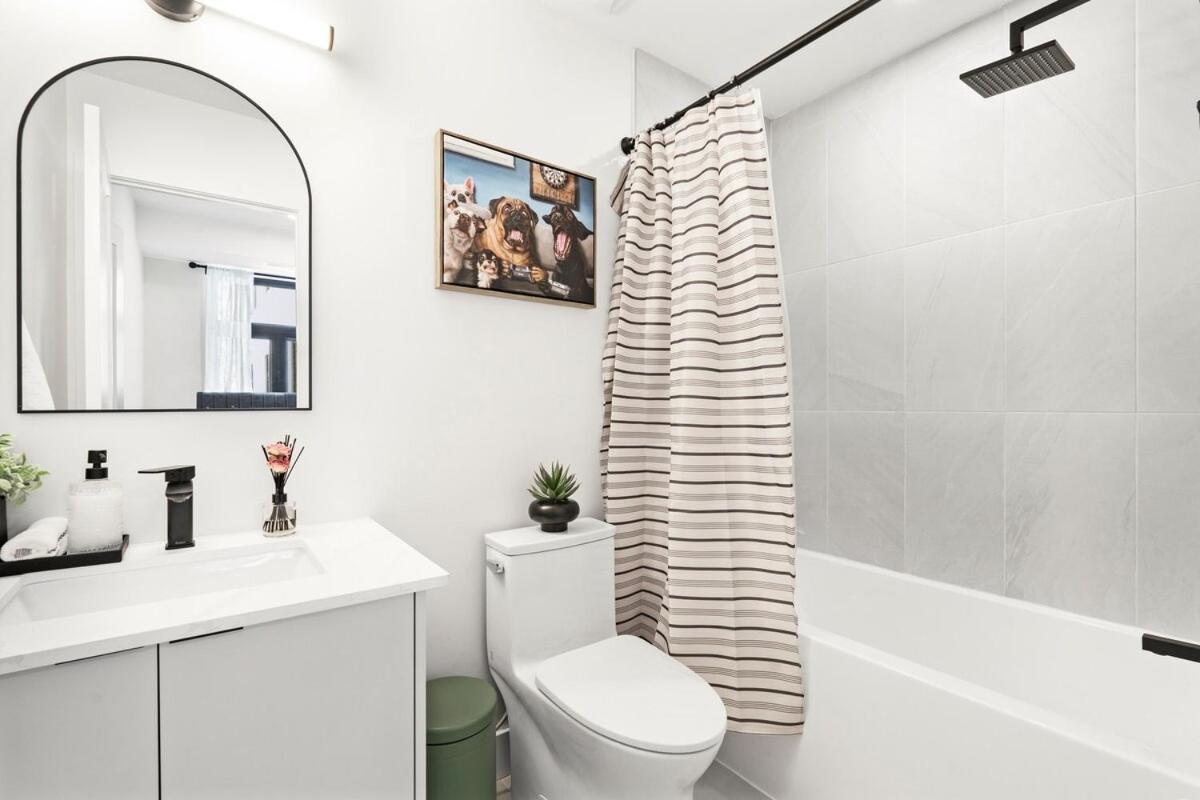 Cozy 2br With Parking & Close To And Sleeps 6 Guests *