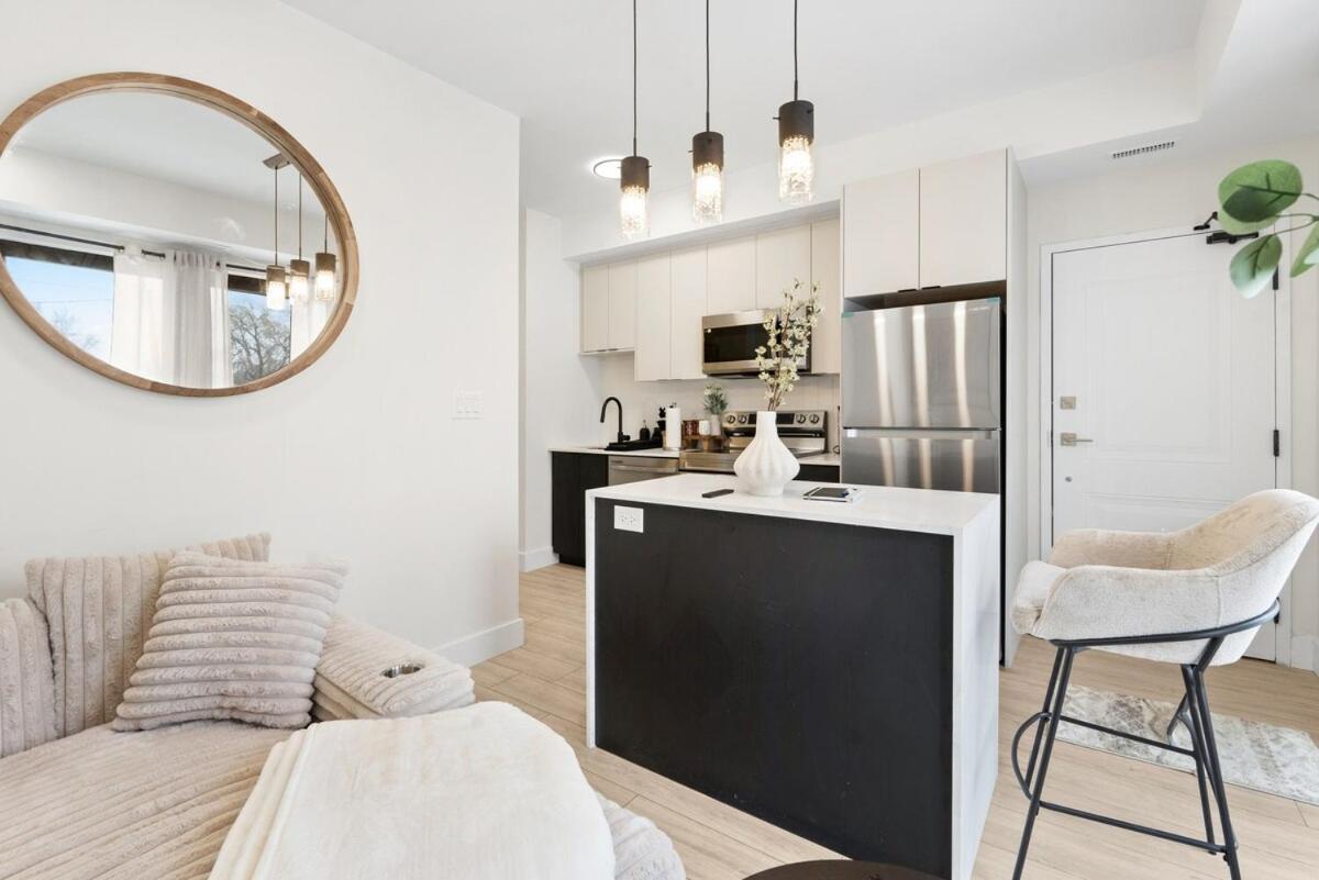 Cozy 2br With Parking & Close To And Sleeps 6 Guests Apartment