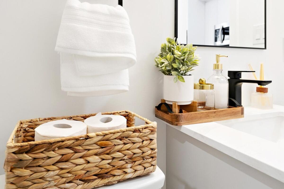 Cozy 2br With Parking & Close To And Sleeps 6 Guests Apartment *