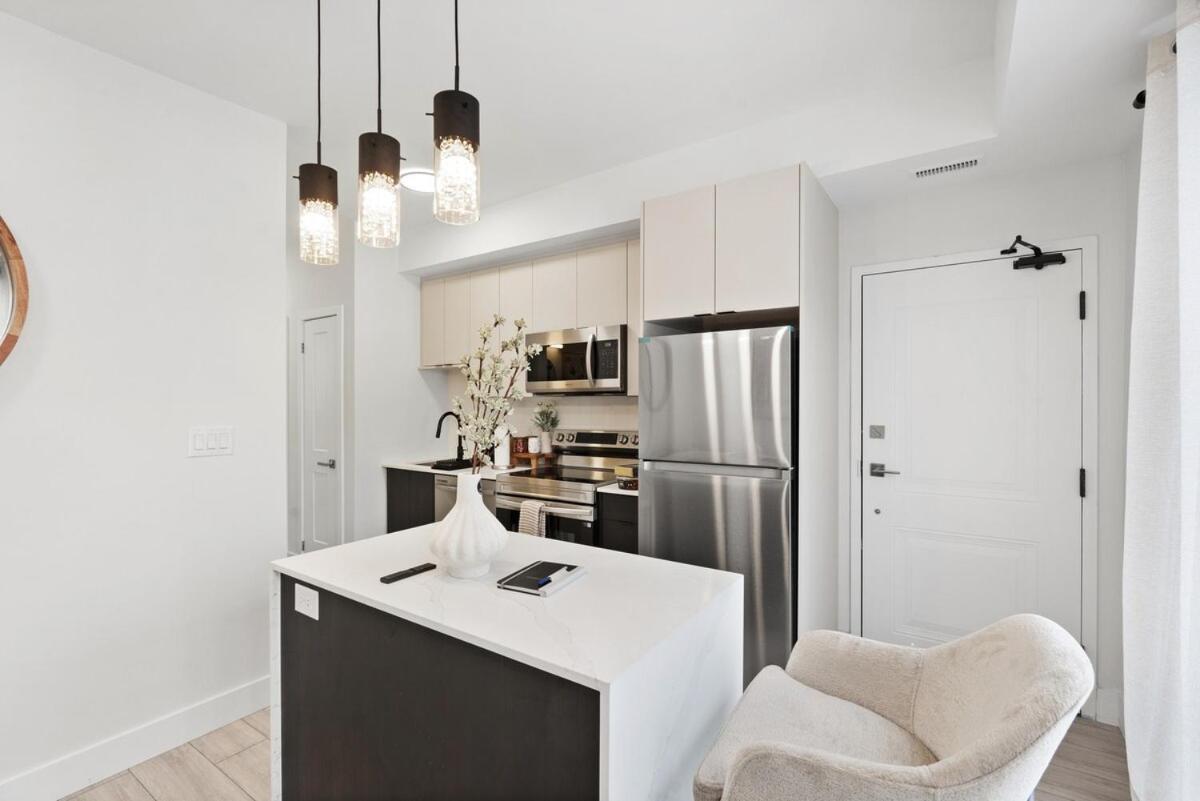 Cozy 2br With Parking & Close To And Sleeps 6 Guests Apartment *