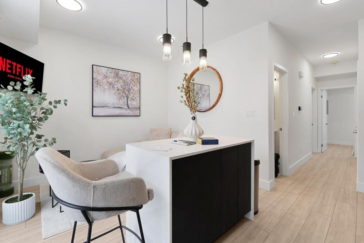 Cozy 2br With Parking & Close To And Sleeps 6 Guests