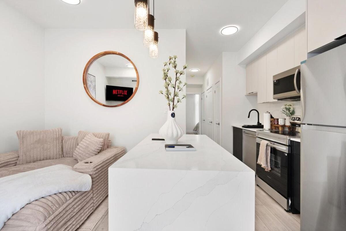 Cozy 2br With Parking & Close To And Sleeps 6 Guests Apartment
