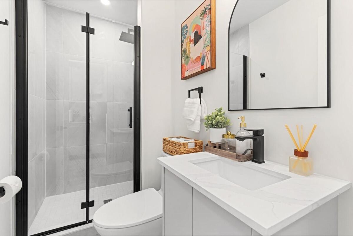 Cozy 2br With Parking & Close To And Sleeps 6 Guests Apartment *