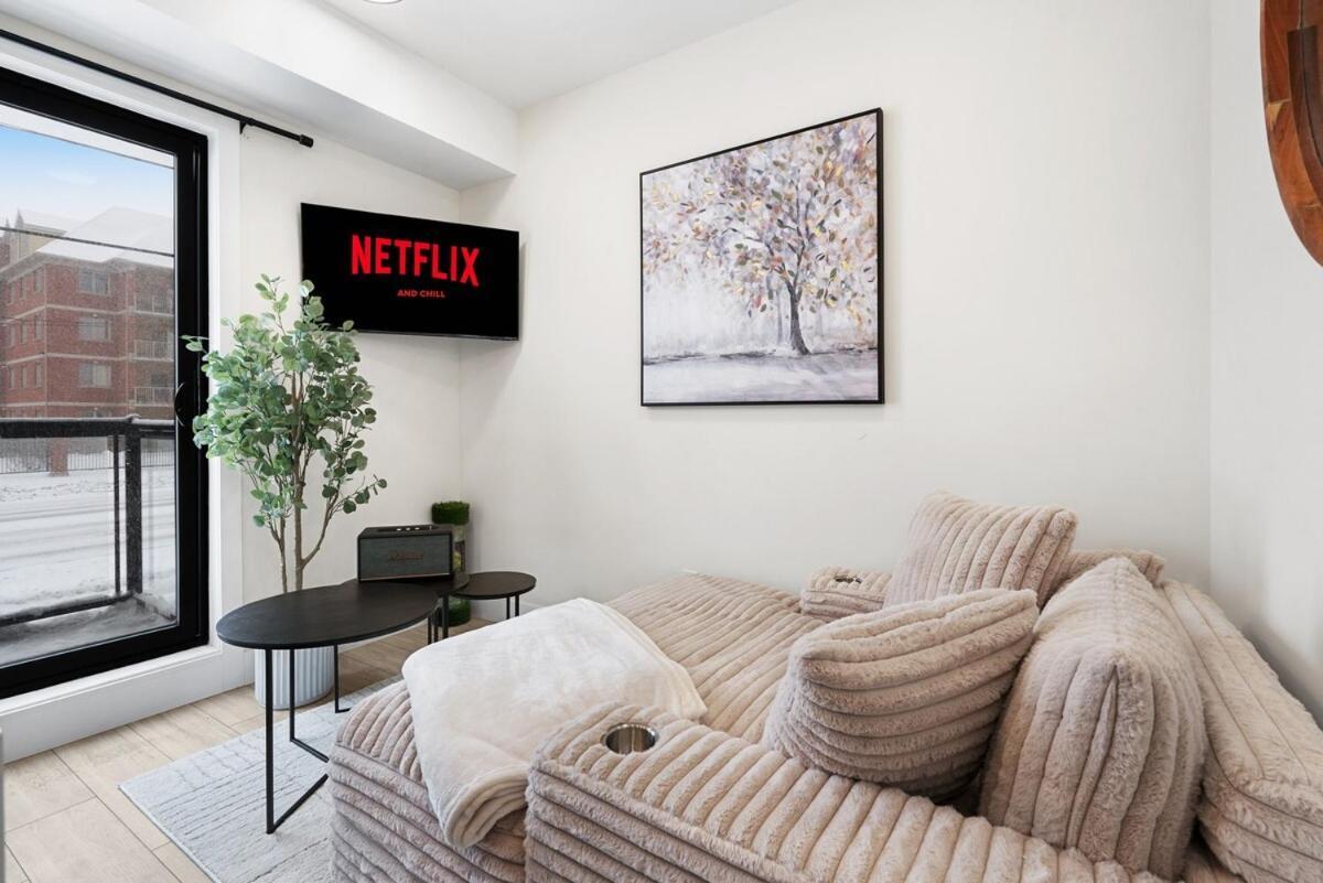 Apartment Cozy 2br With Parking & Close To And Sleeps 6 Guests